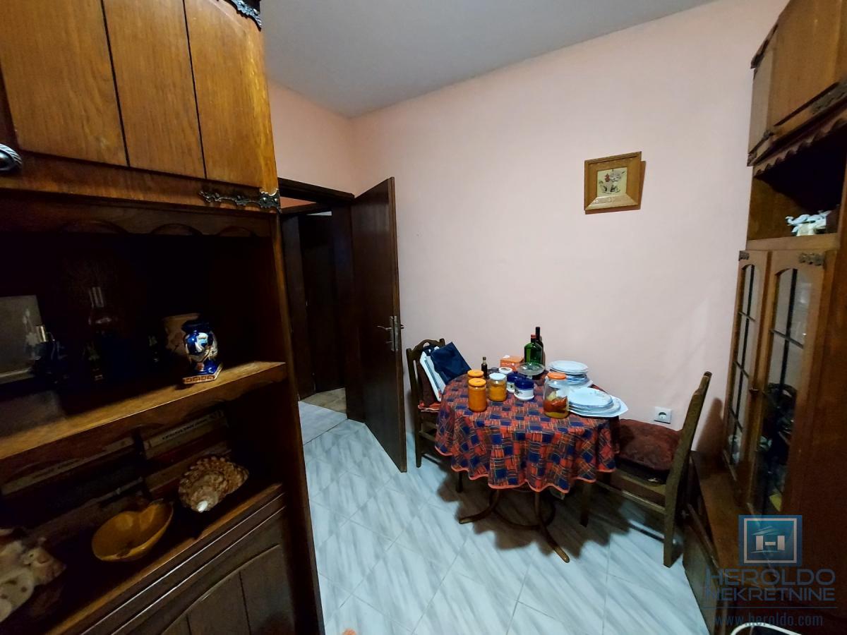 Kuća od 120m2 u naselju Kupusara na 7.39a placa