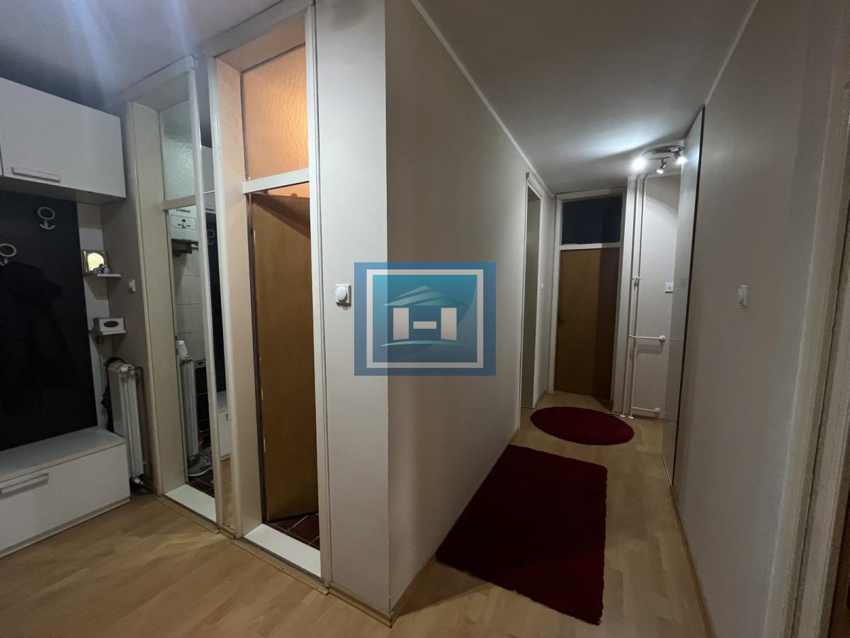 NASLOV: STAN KOJI OSVAJA NA PRVI POGLED — CENTAR, STIL I TRI SPAVAĆE SOBE!