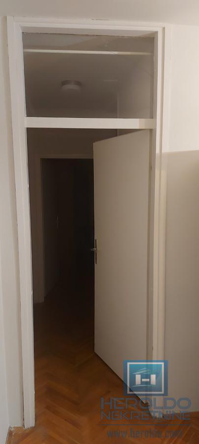 Trosoban, lepo opremljen stan u centru grada