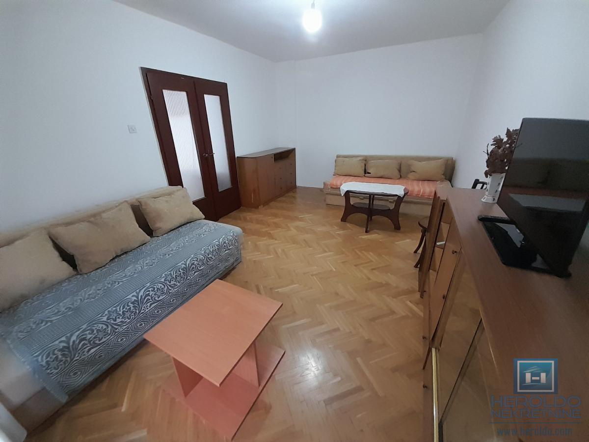 Centar grada – Namešten jednosoban stan sa terasom i podrumom!