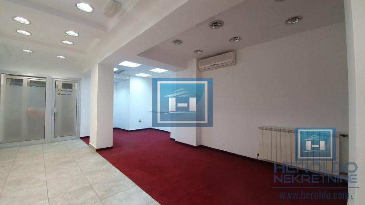 Izdavanje poslovnog prostora u strogom centru Jagodine – odlična lokacija, 171 m²