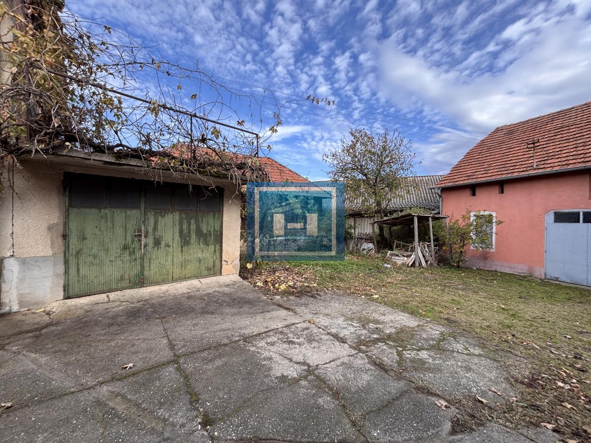 Dve useljive kuće u samom centru sela!!!