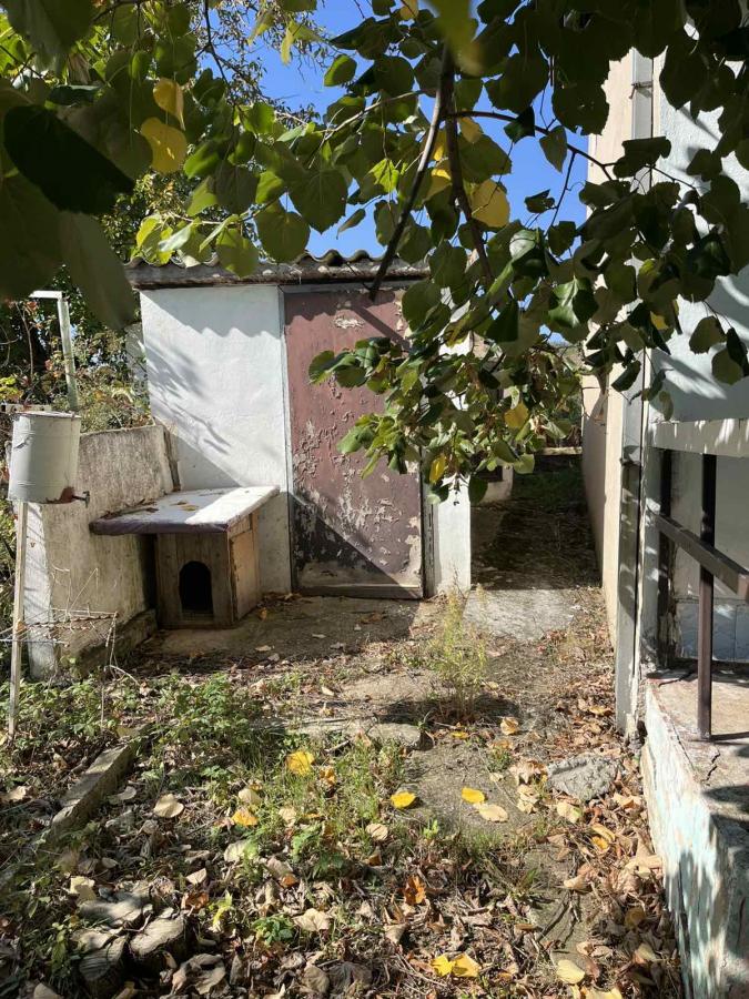 Vikendica sa prelepim pogledom okružena zelenilom.