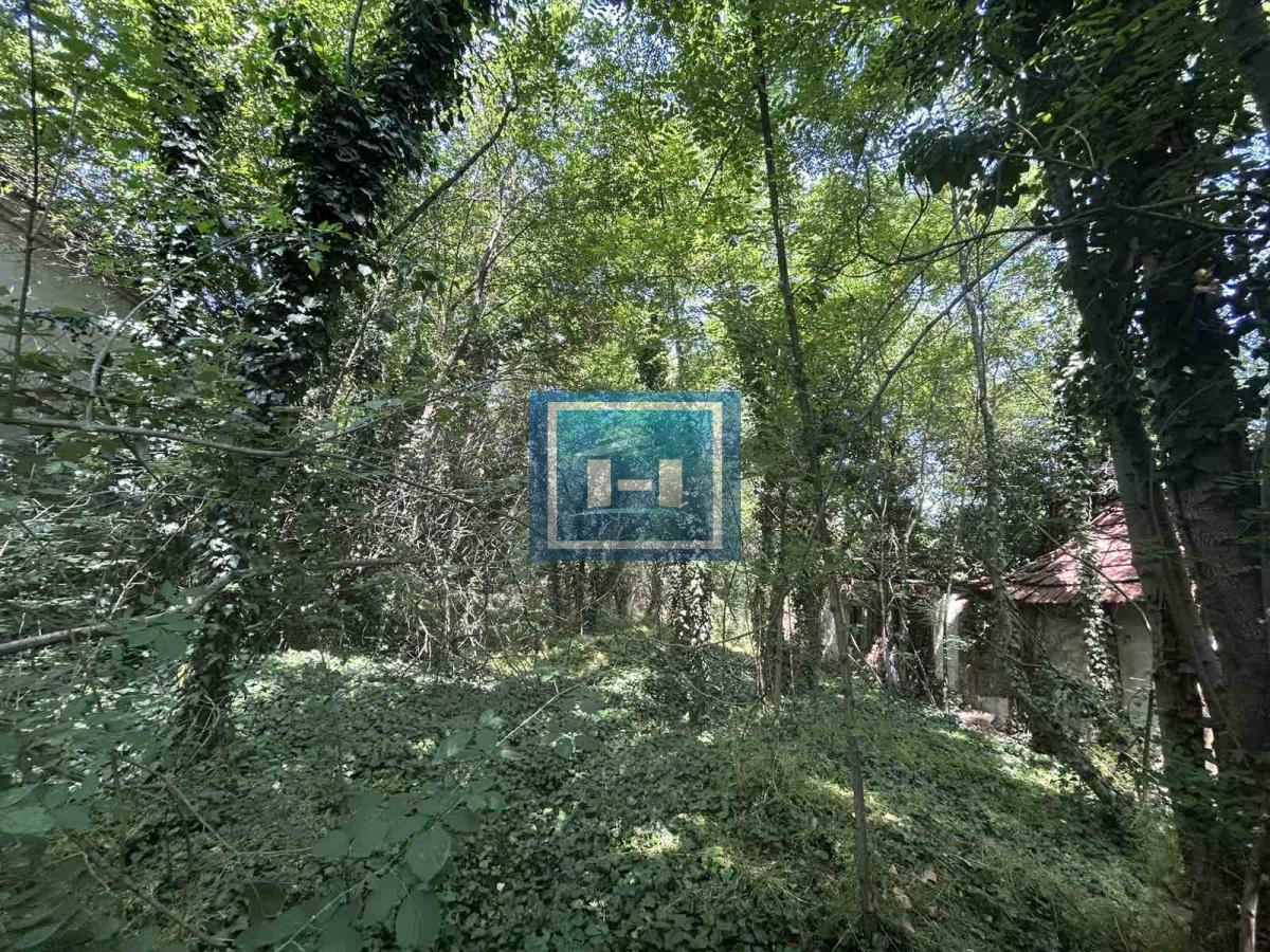 Plac za izgradnju kuće u Lapovu, na parceli stara kuća i započet objekat