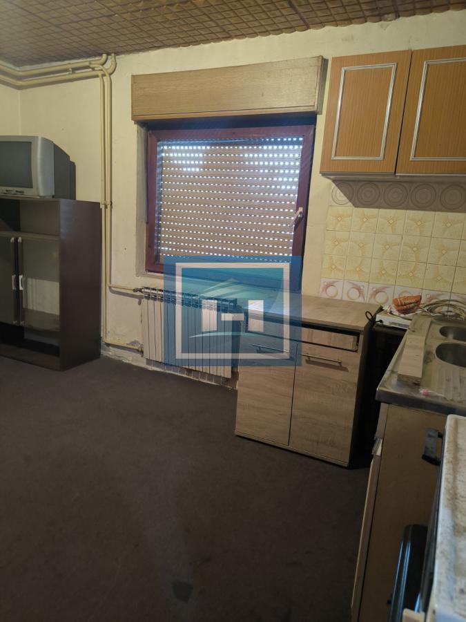 Na prodaju kuća – blizina bolnice, 350m² sa garažom za kamione od 80m²