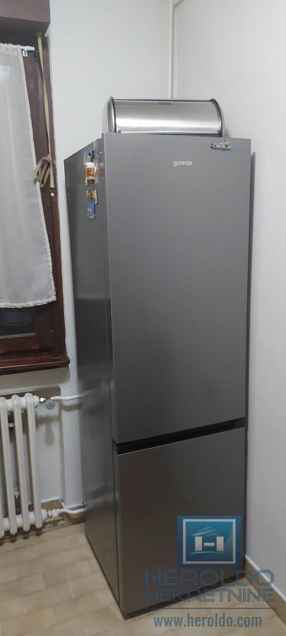 Trosoban, lepo opremljen stan u centru grada