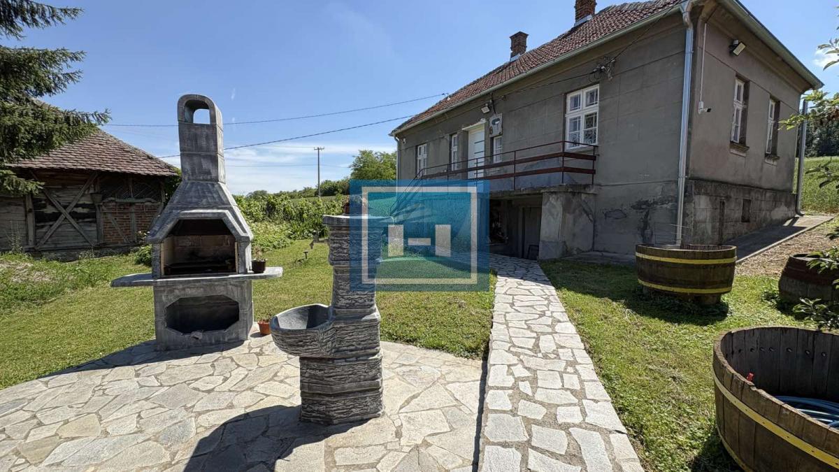 Na prodaju seosko domaćinstvo – dve renovirane kuće na placu od 169.83 ari