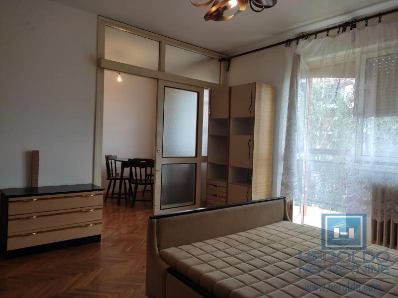 Jednosoban stan, Tabane