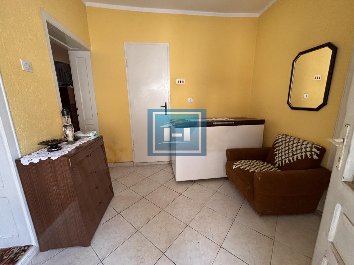 Dve useljive kuće u samom centru sela!!!