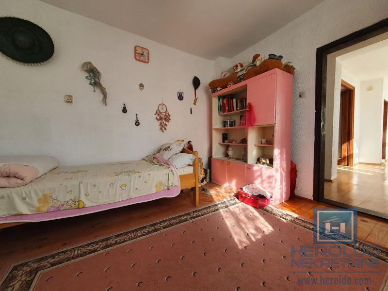 Kuća u Voljavču, kod škole