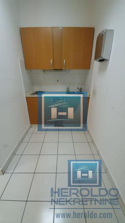 Izdavanje poslovnog prostora u strogom centru Jagodine – odlična lokacija, 171 m²