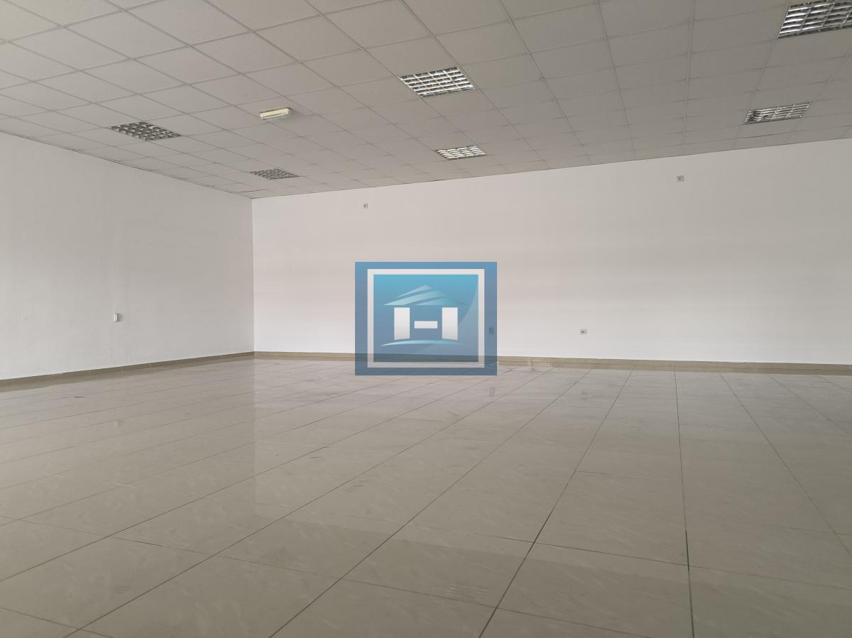 Top prilika za izdavanje! Poslovni prostor 230m² sa magacinom i parkingom!