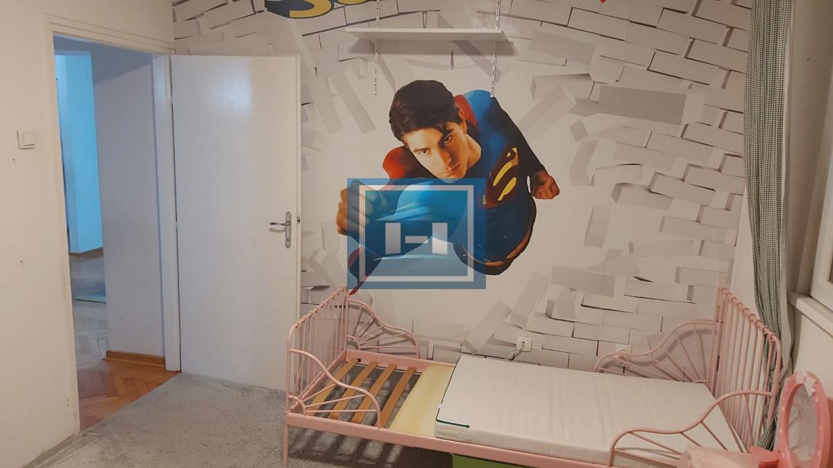 Renoviran porodični stan na Karaburmi, slobodan parking