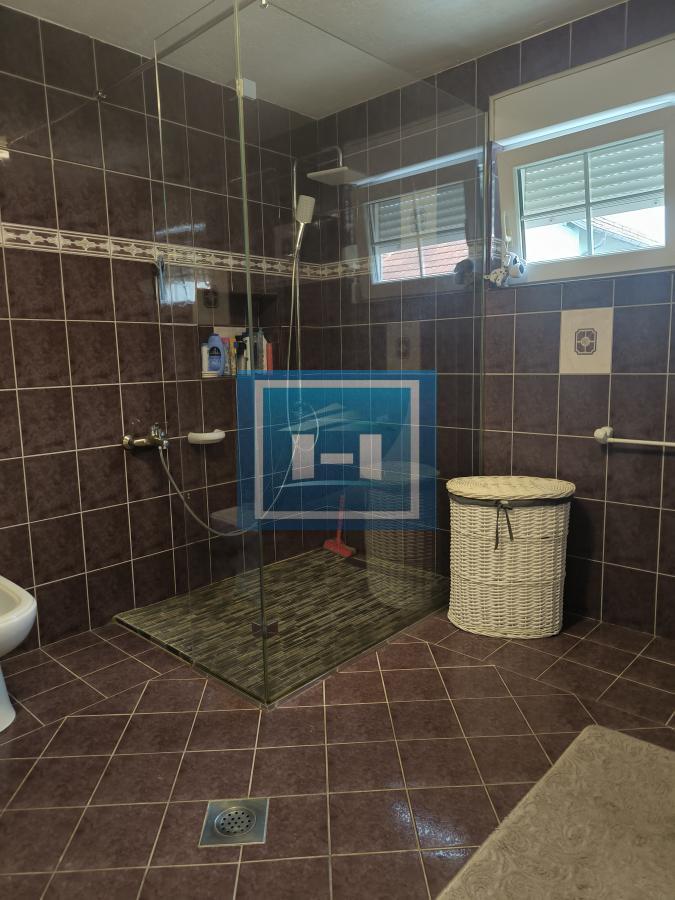 Na prodaju – Luksuzna porodična kuća