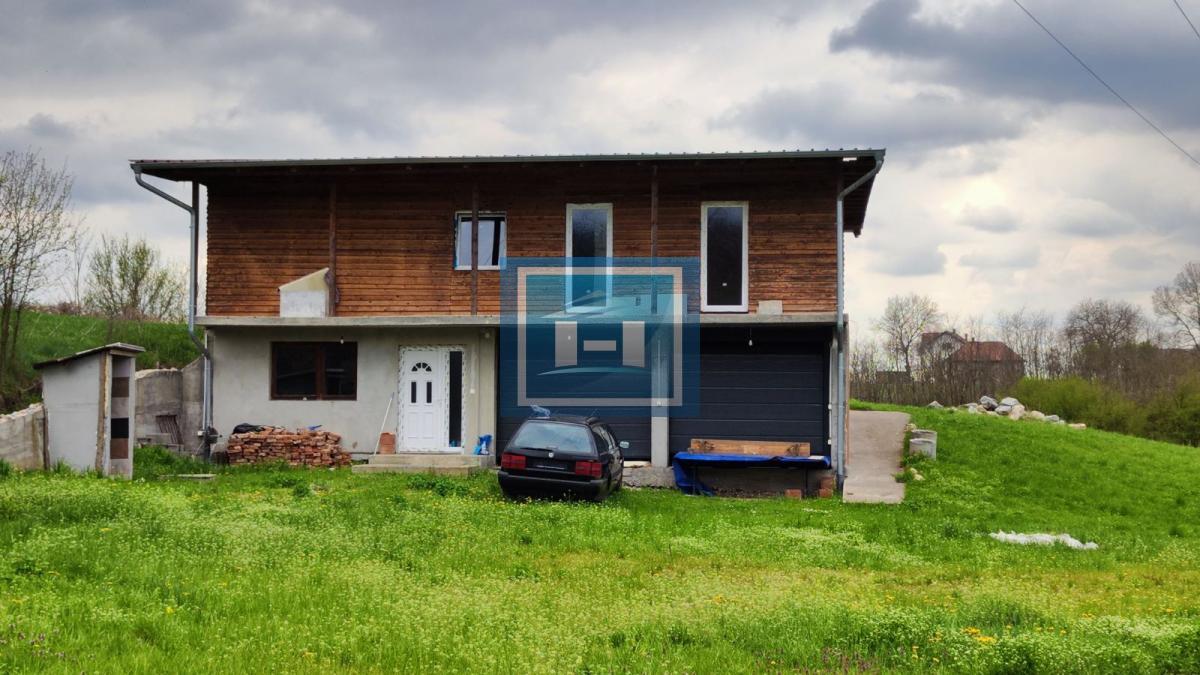 Kuća na parceli od 10 hektara zemlje u okolini Batočine