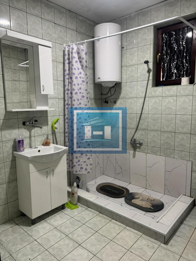 Kuća sa ogromnim placem i potencijalom – odlična lokacija!