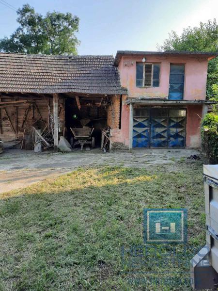 Seosko domaćinstvo sa ekonomskim dvorištem
