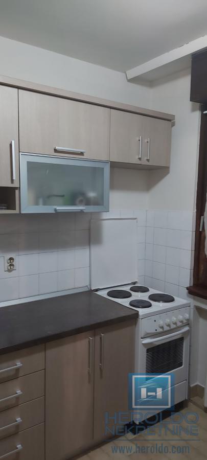 Trosoban, lepo opremljen stan u centru grada