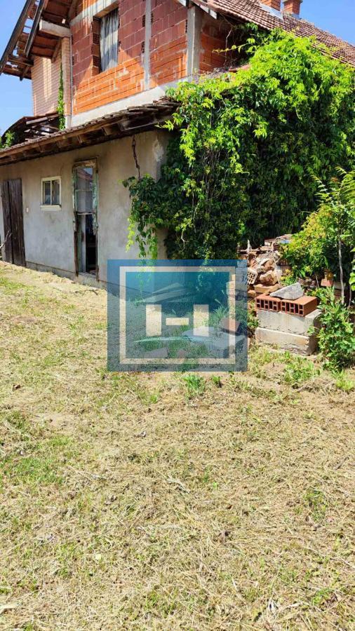Domaćinstvo u okolini Jagodine sa 4 objekta na prostarom placu od 47 ari