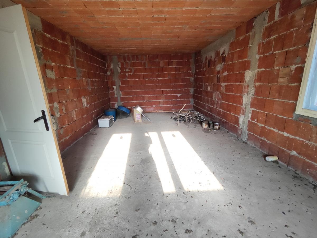 Novija,komforna kuća uz glavni put