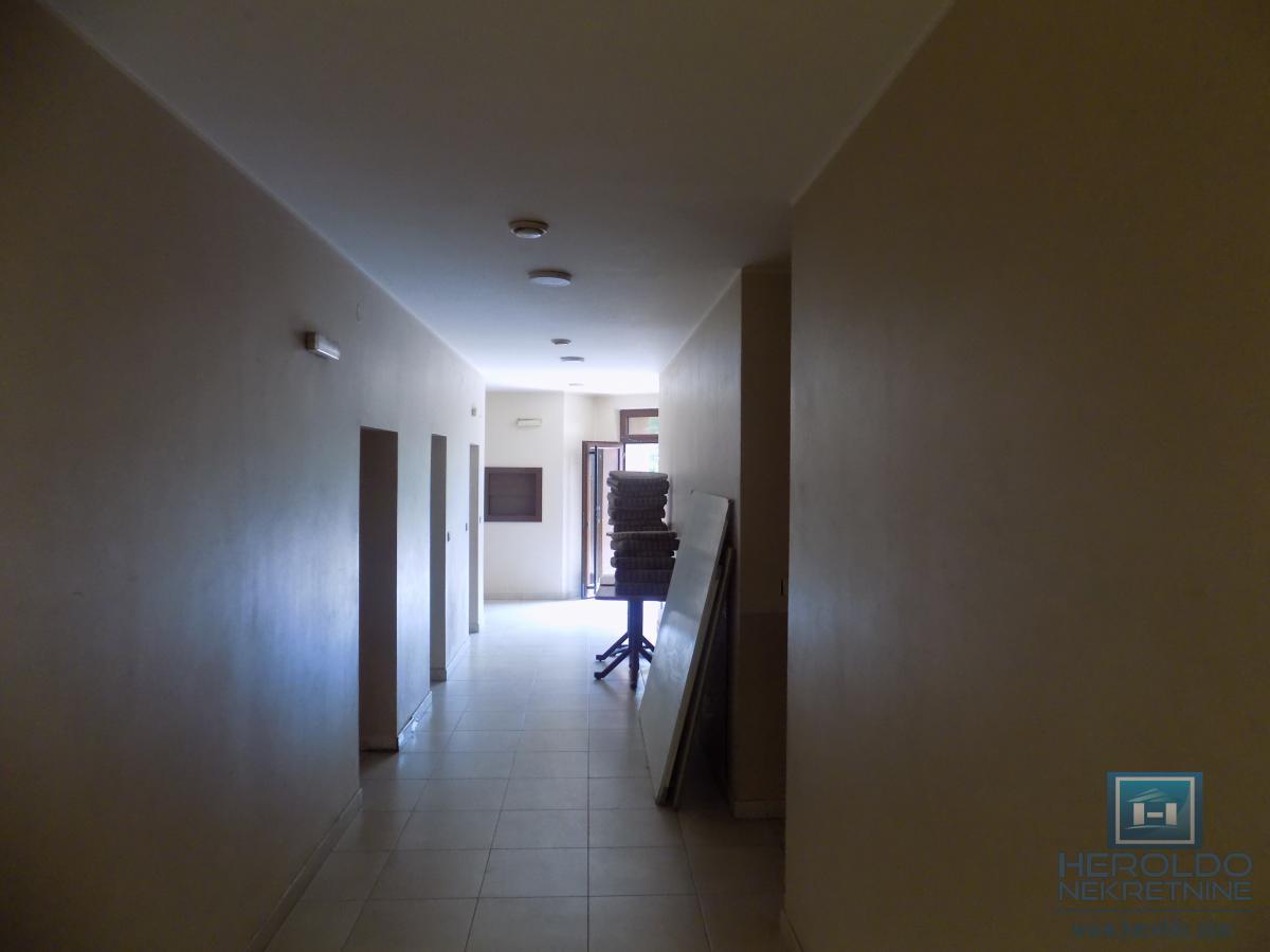 NA PRODAJU – BALON ZA FUDBAL SA KOMPLETNIM INVENTAROM