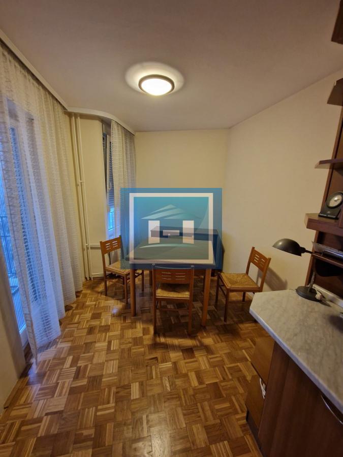 Vračar (Crveni krst) – renoviran stan sa slobodnim parkingom