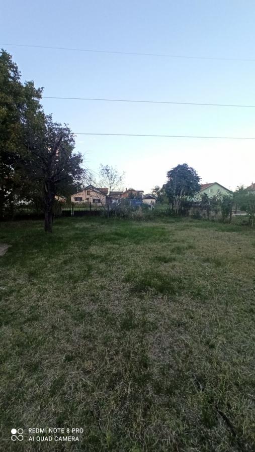 Parcela za izgradnju sa svim priključcima i uknjiženim objektom za adaptaciju u Crvenim livadama