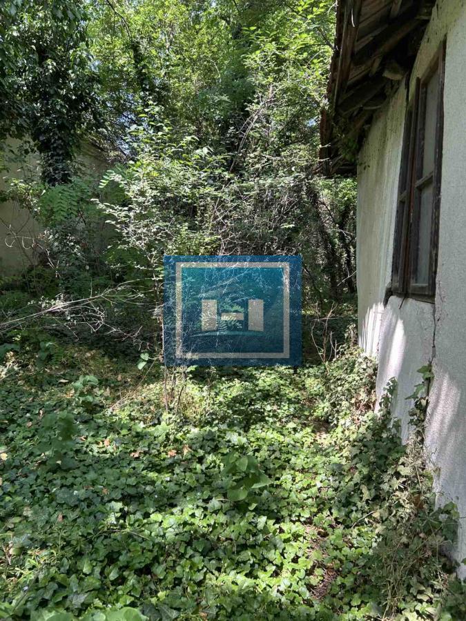 Plac za izgradnju kuće u Lapovu, na parceli stara kuća i započet objekat