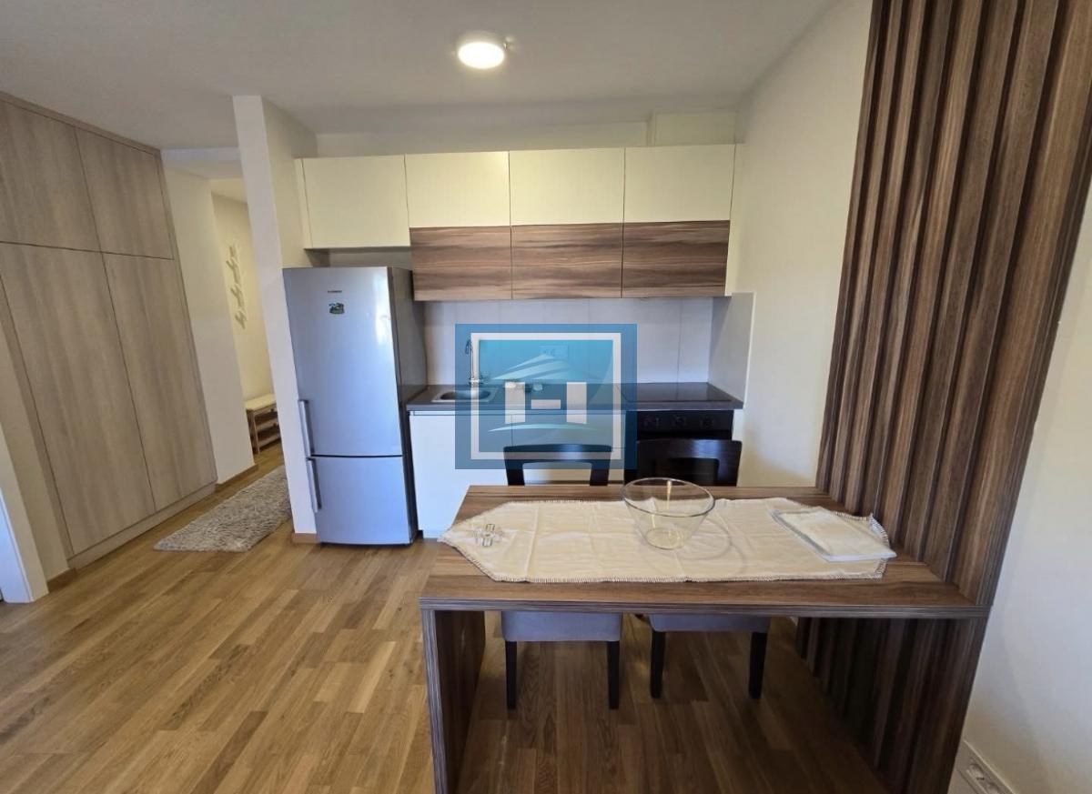 Prelepo opremljen jednosoban stan u centru grada – spreman za useljenje!