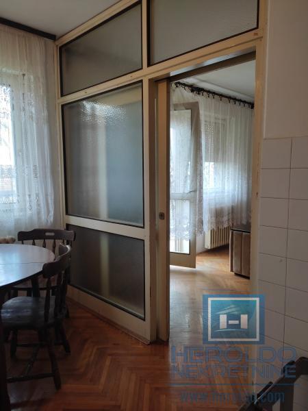 Jednosoban stan, Tabane