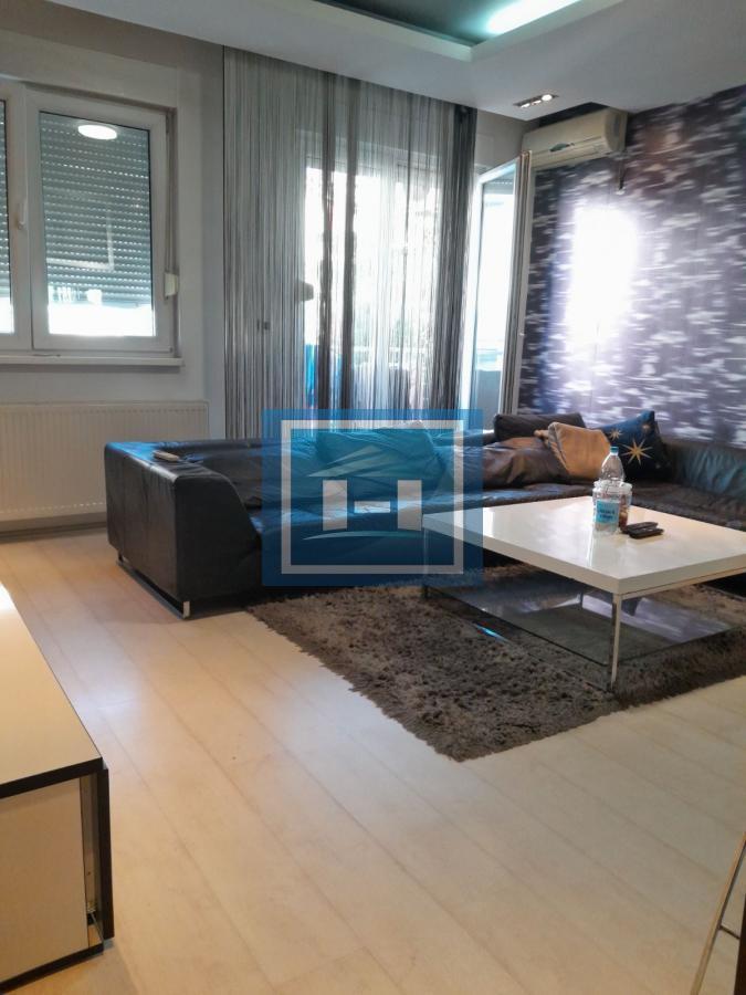 Na prodaju jednoiposoban stan – sam centar Kragujevca, pogled na crkvu!