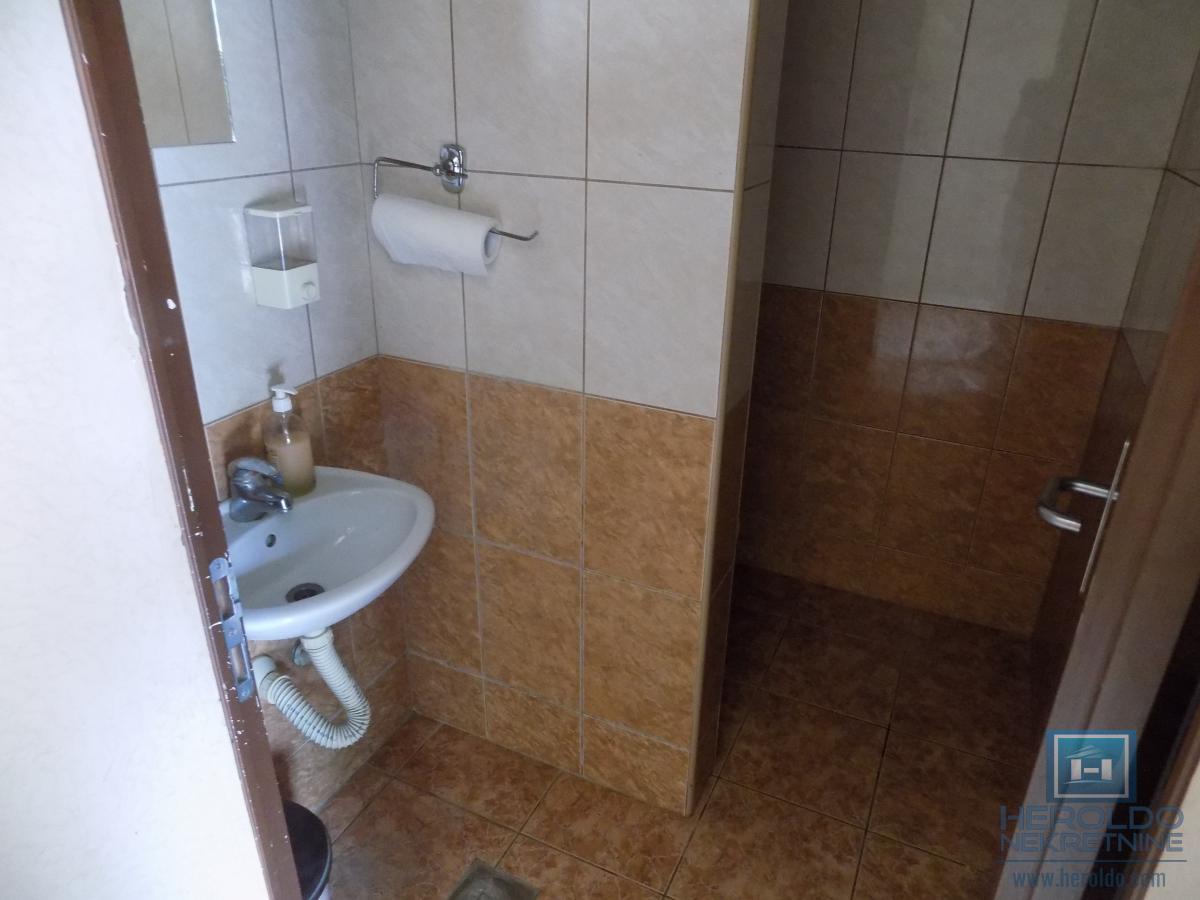 NA PRODAJU – BALON ZA FUDBAL SA KOMPLETNIM INVENTAROM