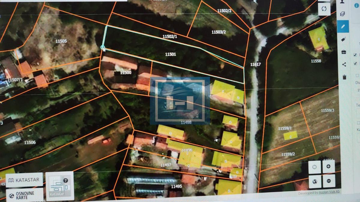 Plac za izgradnju kuće u Lapovu, na parceli stara kuća i započet objekat