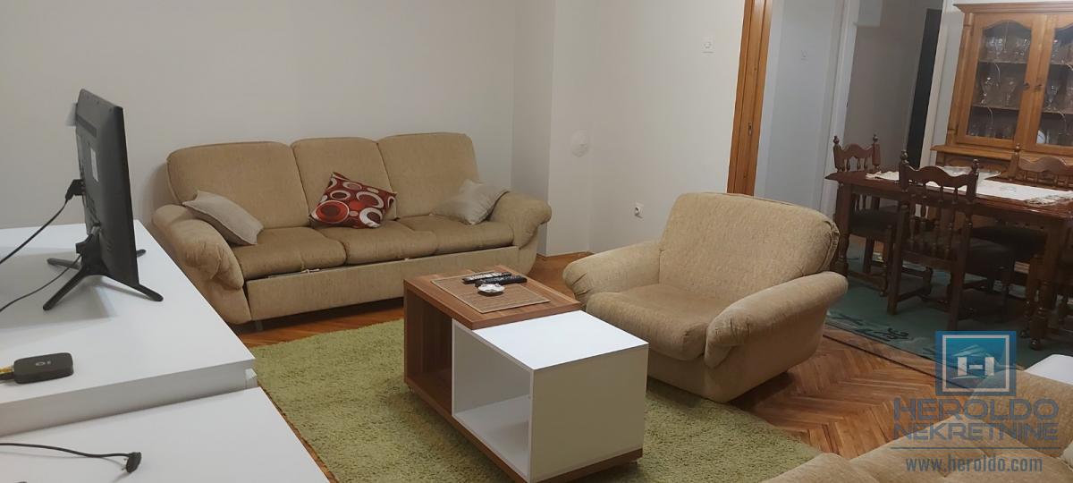 Trosoban, lepo opremljen stan u centru grada