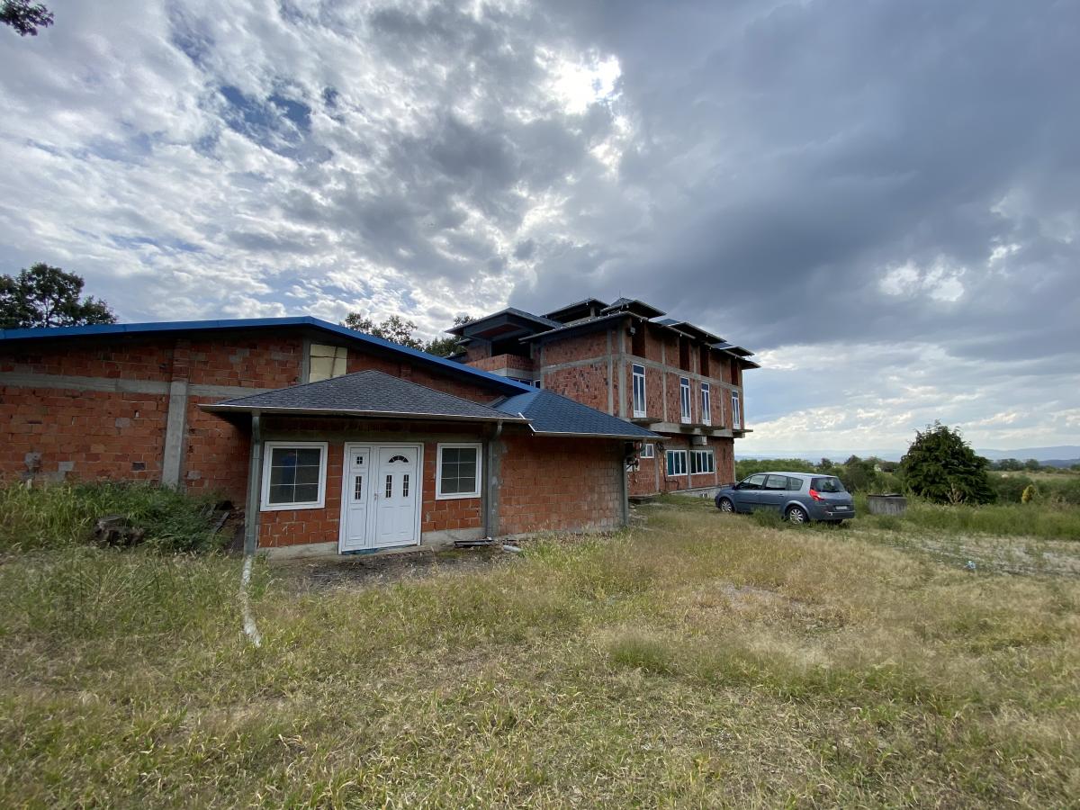 Izvrstan poslovni prostor od ukupno 800m2 glavni put Cuprija - Despotovac.