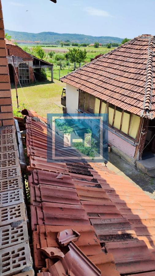 Domaćinstvo u okolini Jagodine sa 4 objekta na prostarom placu od 47 ari
