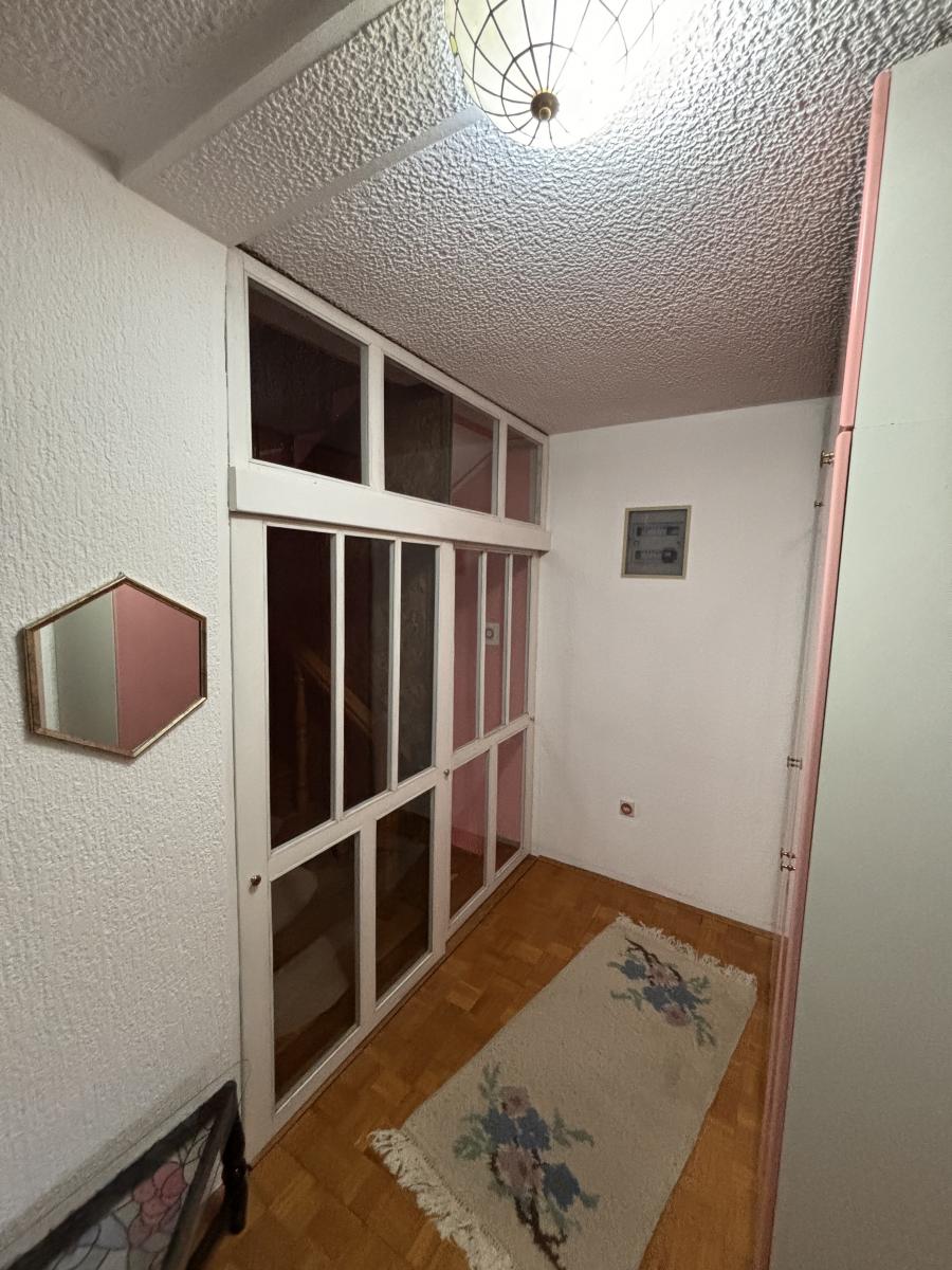 Prostrana porodična kuća sa dva sređena dvorišta i garažom