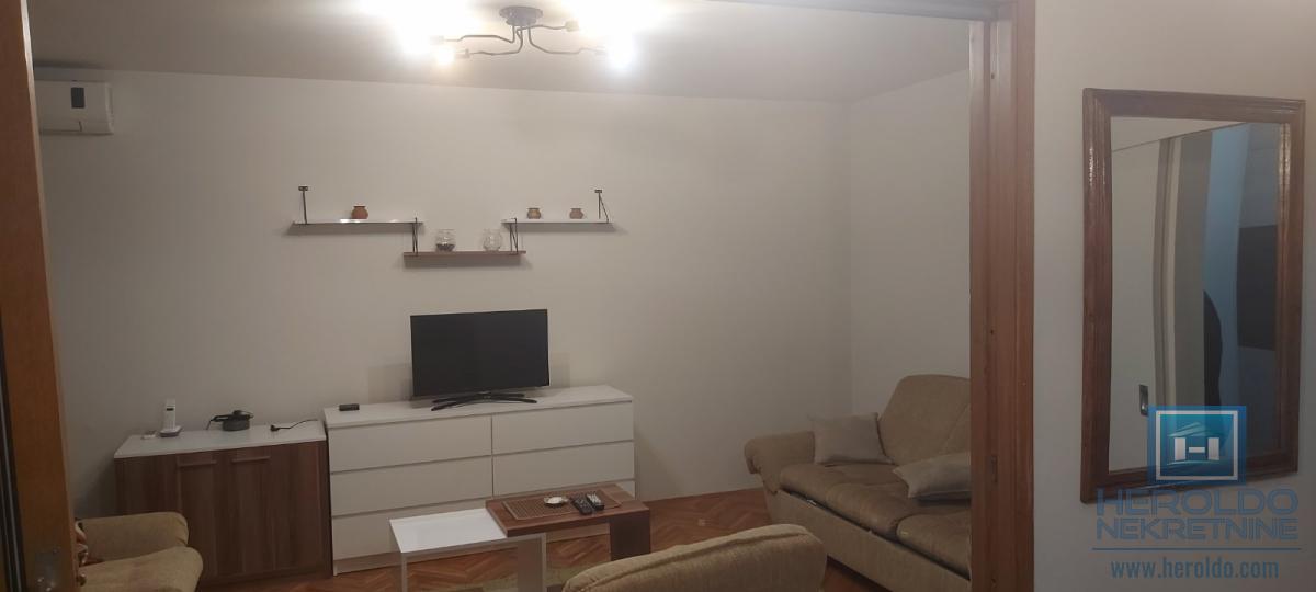 Trosoban, lepo opremljen stan u centru grada