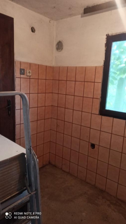 Parcela za izgradnju sa svim priključcima i uknjiženim objektom za adaptaciju u Crvenim livadama