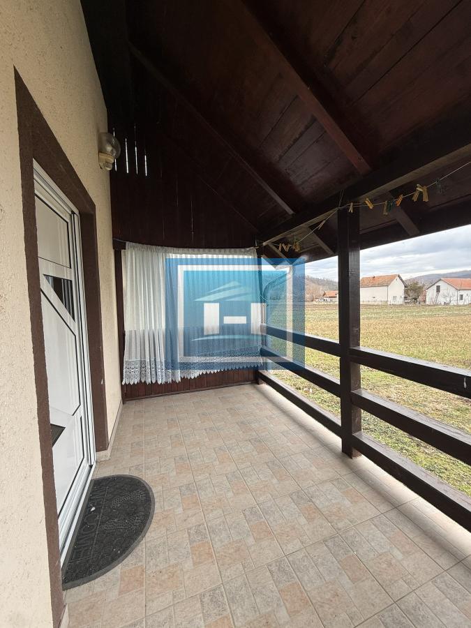 Dve kuće u Glavincima sa velikim imanjem -samo 8 km od grada