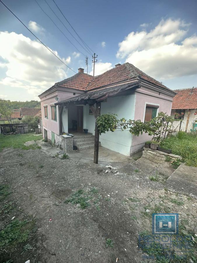Na prodaju kuća sa pomoćnim objektima u Senju
