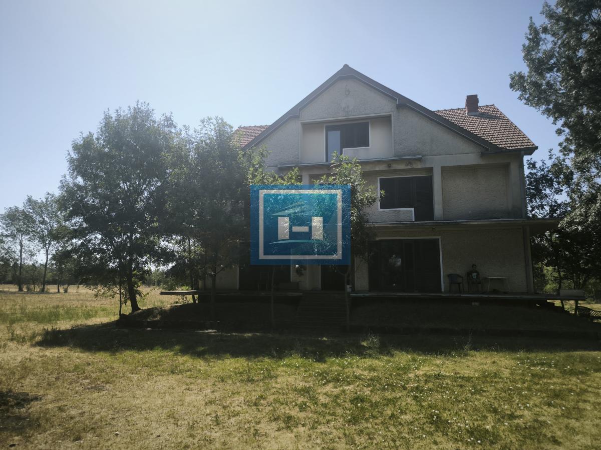 * NA PRODAJU – DVE KUĆE + POMOĆNI OBJEKAT NA VELIKOM PLACU – SELU VLAŠKA, KOD ĆUPRIJE *