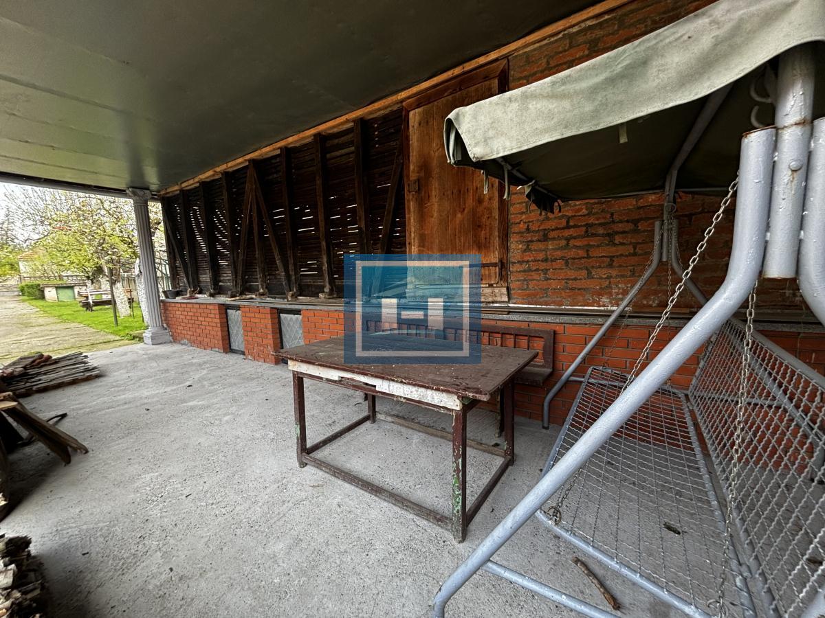 Kompletno seosko domaćinstvo na 7 km od Jagodine