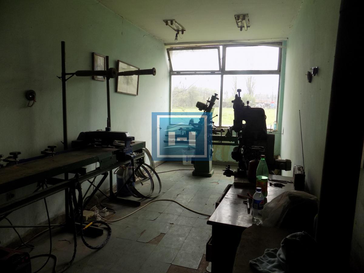 Hala za renoviranje sa kancelarijskim delom