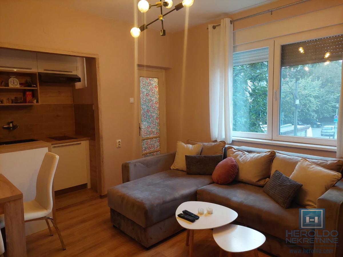 Stan za izdavanje u samom centru-odlična lokacija i spratnost!
