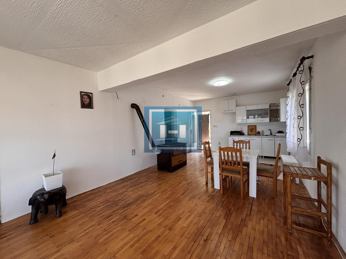 Seosko domaćinstvo – kuća preko 300 m² na placu preko 30 ari