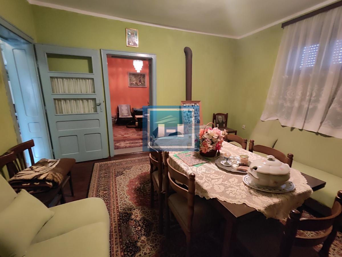 Useljiva porodična prizemna kuća na 2 km od grada