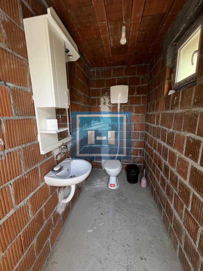 Na prodaju nova kuća 10 km od grada – legalizovana, useljiva i odmah dostupna