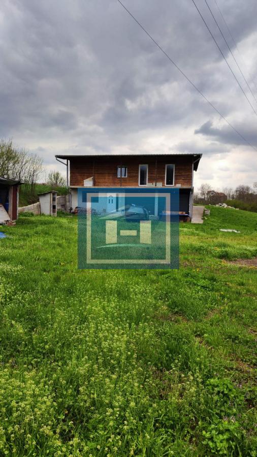 Kuća na parceli od 10 hektara zemlje u okolini Batočine