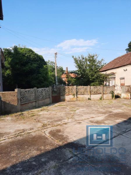 Seosko domaćinstvo sa ekonomskim dvorištem